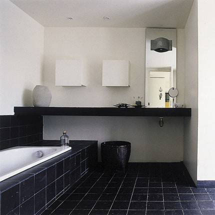 Baignoire et plan noir